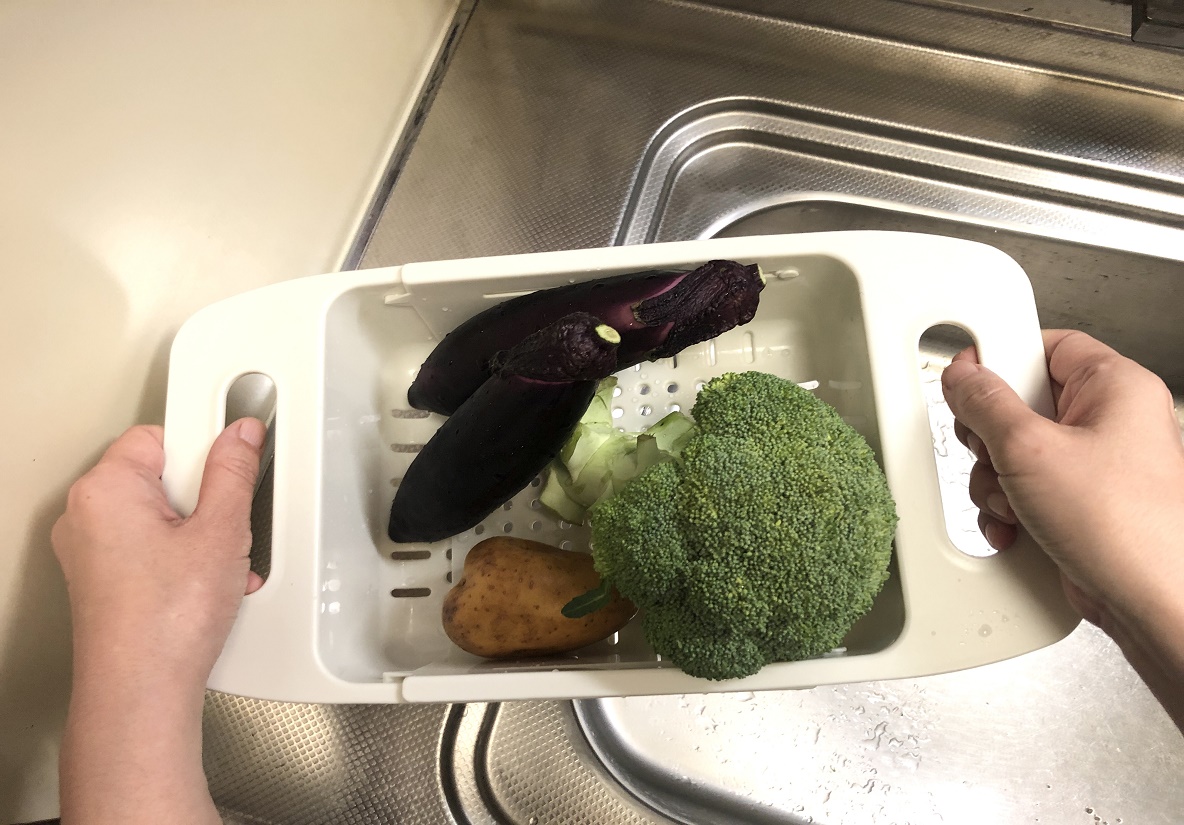 スリーコインズの伸縮する 水切りバスケット は1つ4役のスグレモノ キッチンまわりのストレスが激減したよ Roomie ルーミー