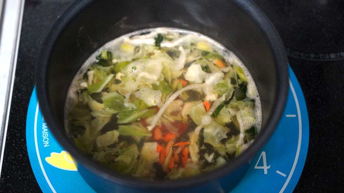 みそ汁を作る