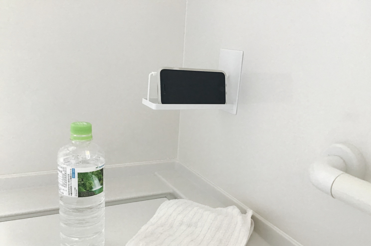 山崎実業の マグネットバスルームスマートフォンスタンド タワー でお風呂スマホが捗ったよ ちょっとやそっとじゃ落ちないから安心だ Roomie ルーミー