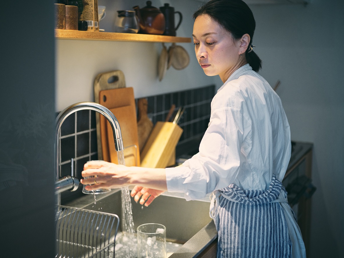 柏木さんが食器を洗っているところ