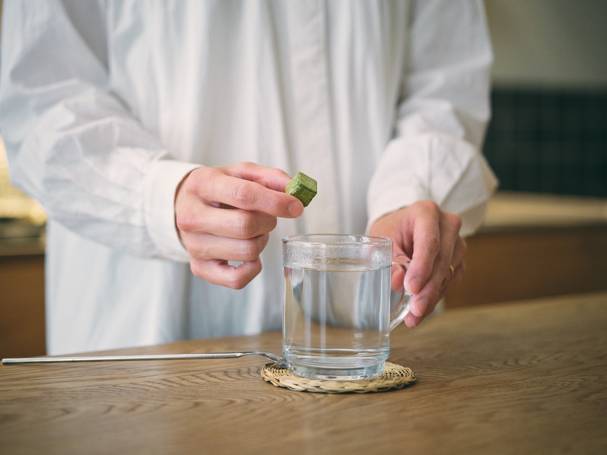 1,2,CUBE 緑茶をマグカップに入れる