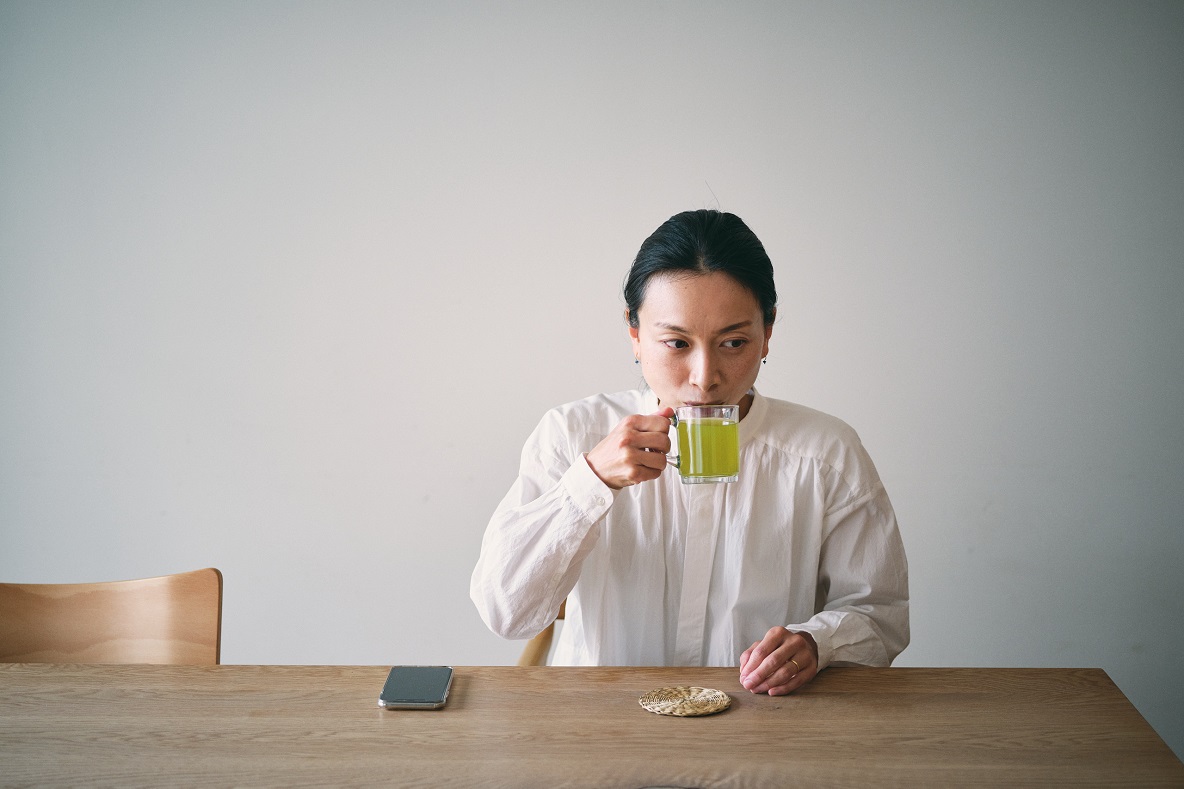 柏木さん　緑茶を飲む