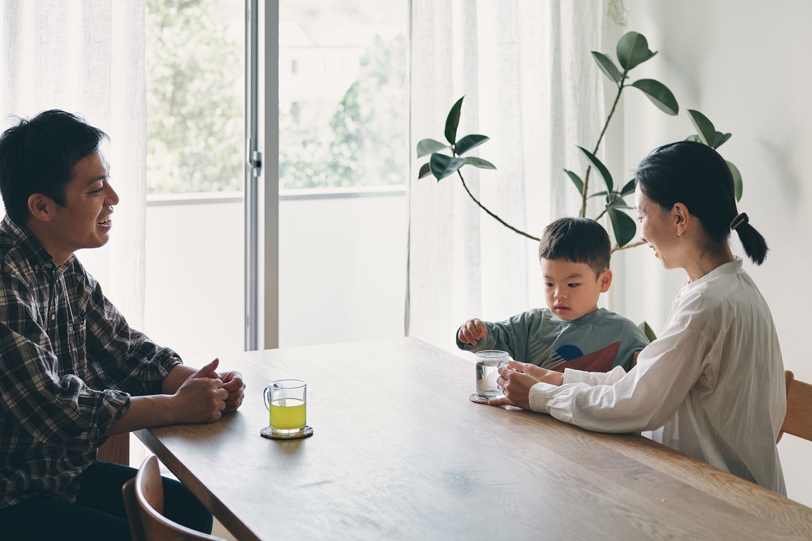 家族団らん中、絃太くんが緑茶キューブをマグカップに入れる