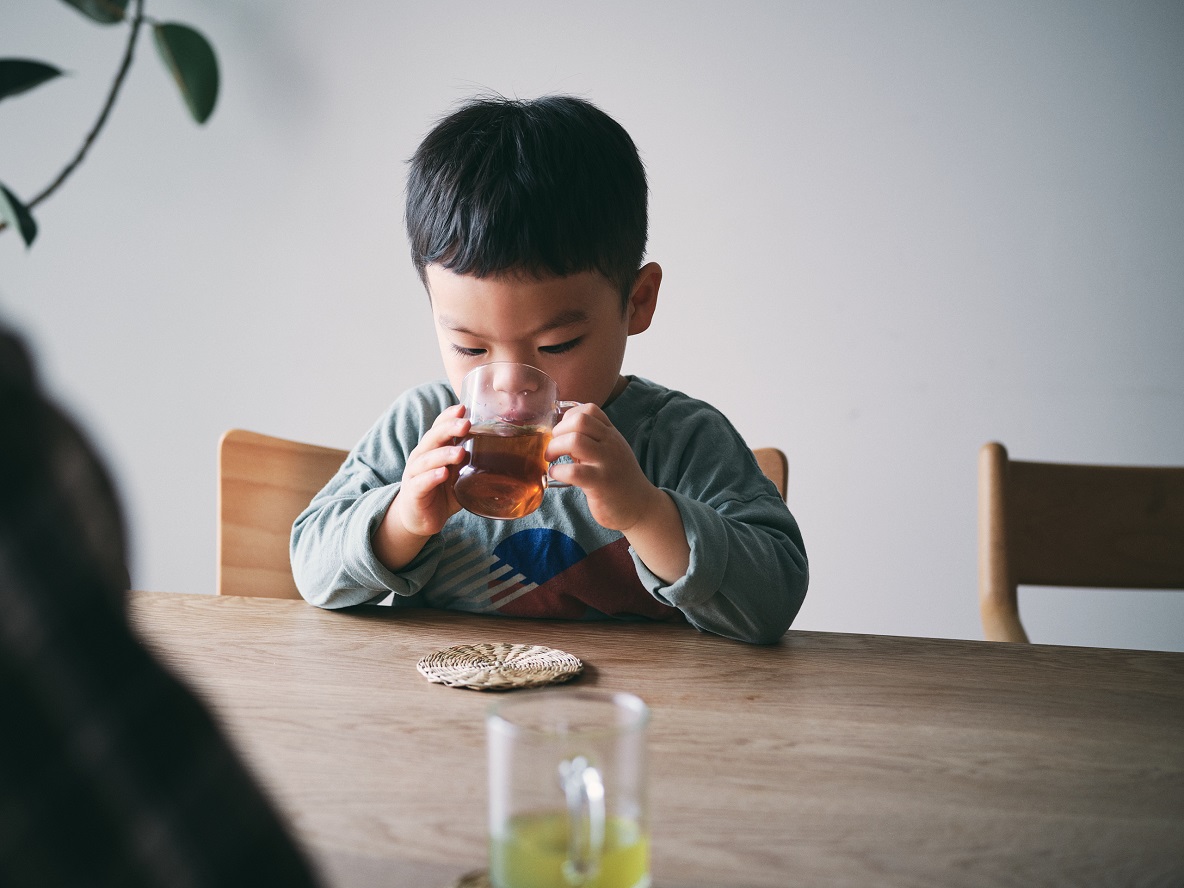 絃太くんが麦茶を飲む