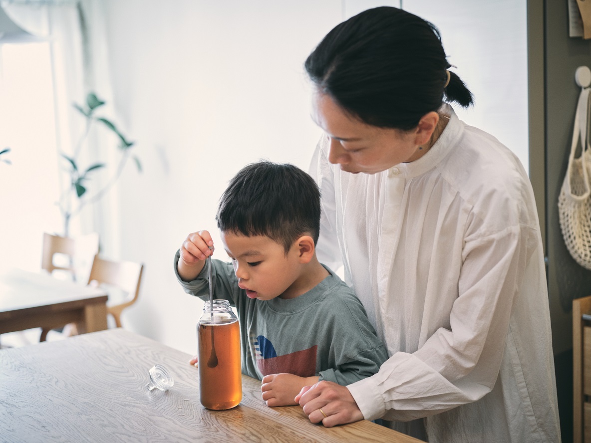 絃太くんが「1,2,CUBE」の麦茶をマイボトルに入れかき混ぜる