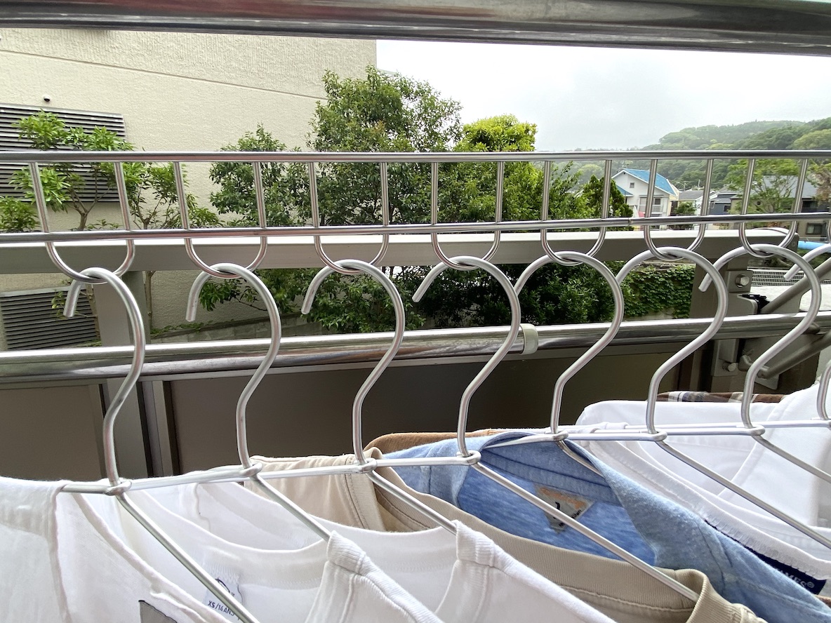 ベルメゾンの10連ハンガーで 洗濯物が風でズレる問題 を解決した Roomie ルーミー
