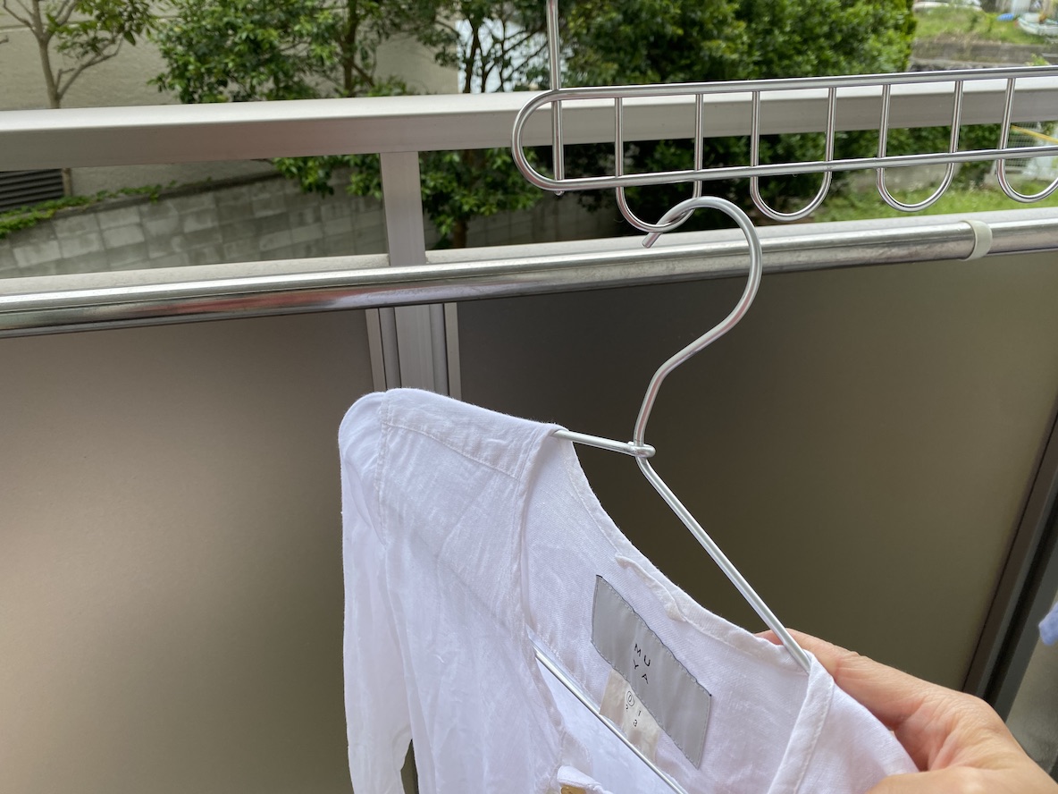 ベルメゾンの10連ハンガーで 洗濯物が風でズレる問題 を解決した Roomie ルーミー