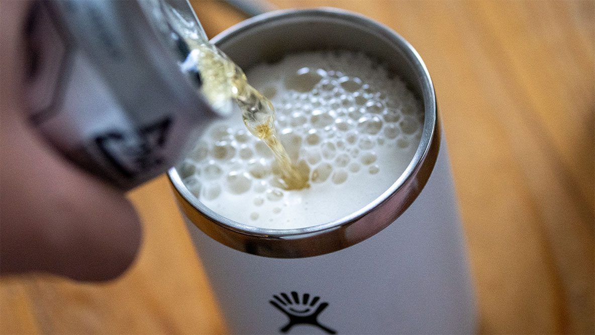 カップにもなるクージーで すべて飲み物は冷たいまま Hydroflaskのカップは1年中手放せないな アウトドアな家暮らし Roomie ルーミー