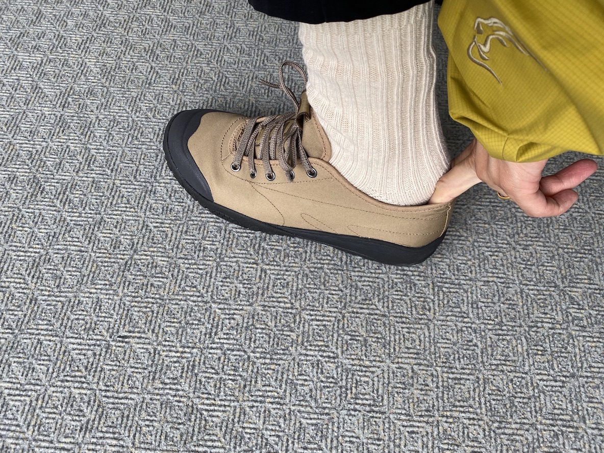 HI-TEC 「AMACRO OX 2」を履く女性