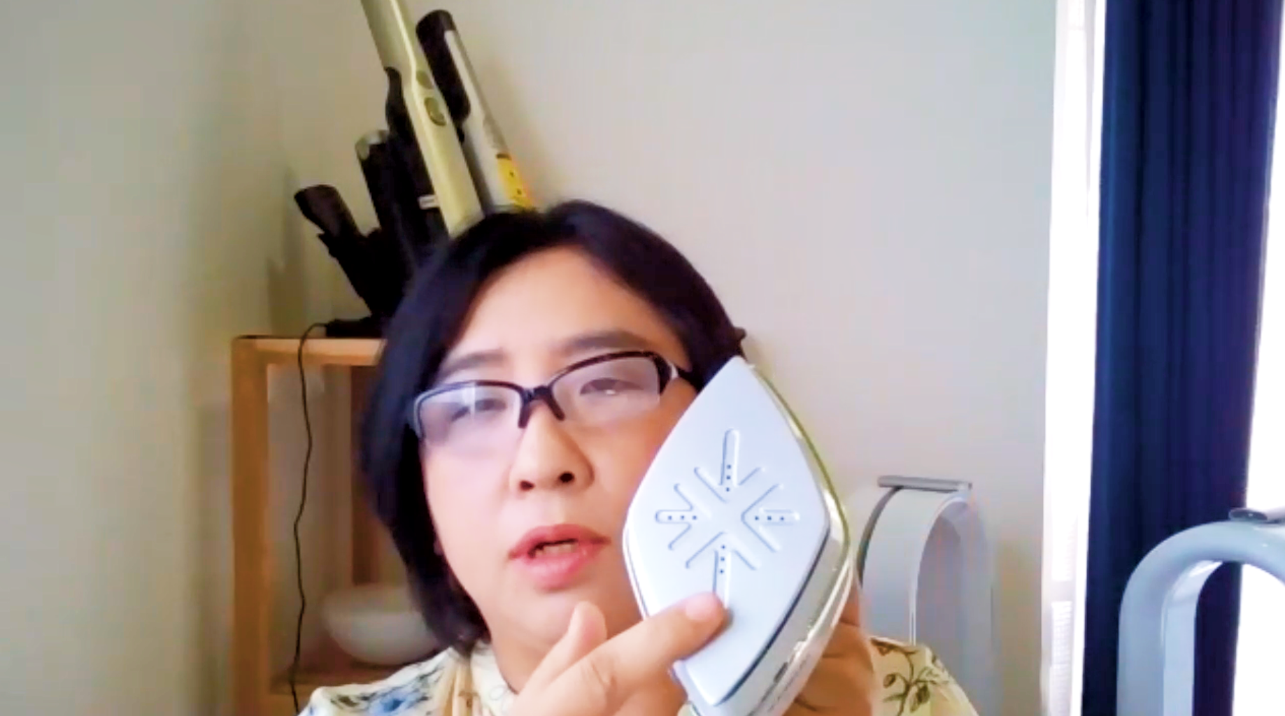 プレス面のある衣類スチーマーの解説をする石井さん