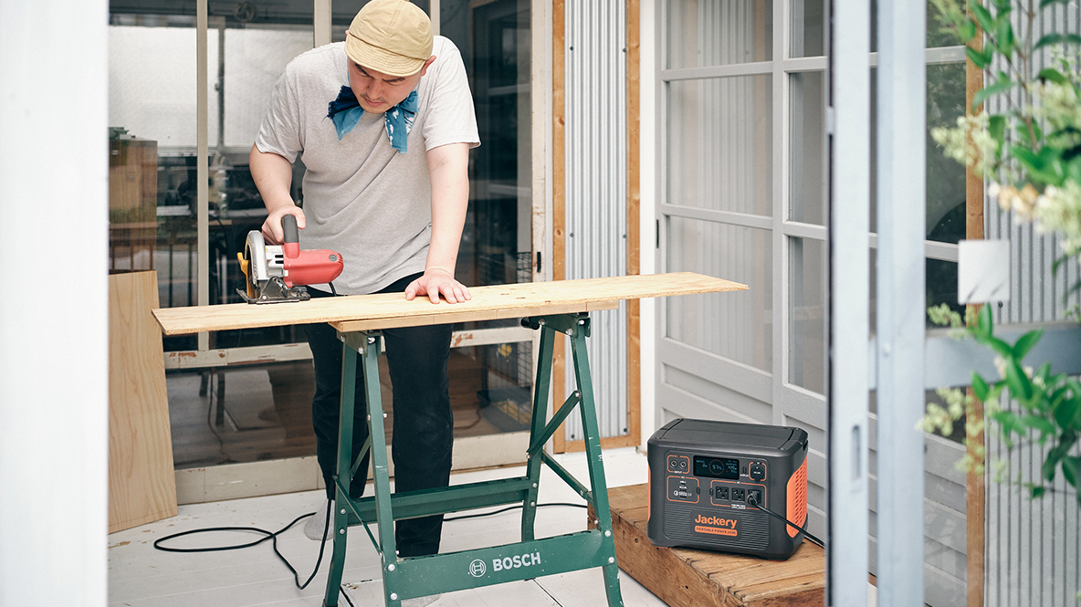 Jackeryを使ってDIYをする男性