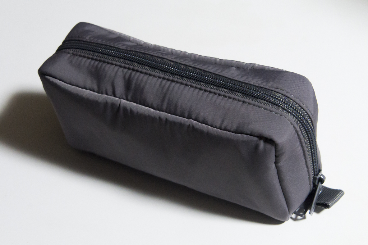無印良品の ポリエステルガジェットポーチ はガバッと開いて中身が見やすい親切ポーチ 990円という値段も良いな Roomie ルーミー