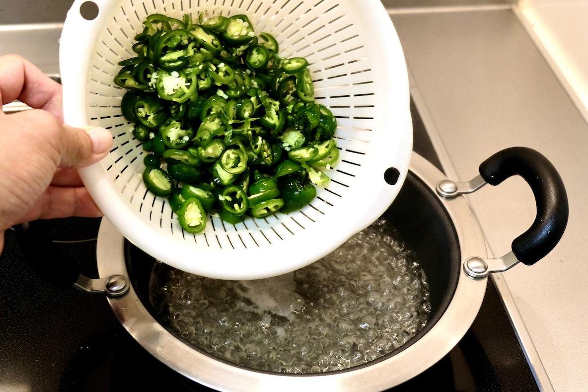スーパーで地元産のハラペーニョを発見 酸味と辛味がクセになる簡単スパイシーピクルスを作ってみました Roomie ルーミー