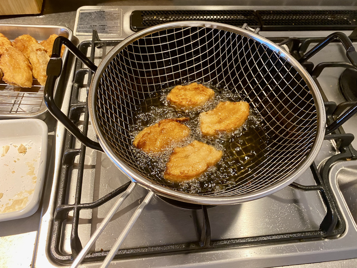 車麩を揚げる