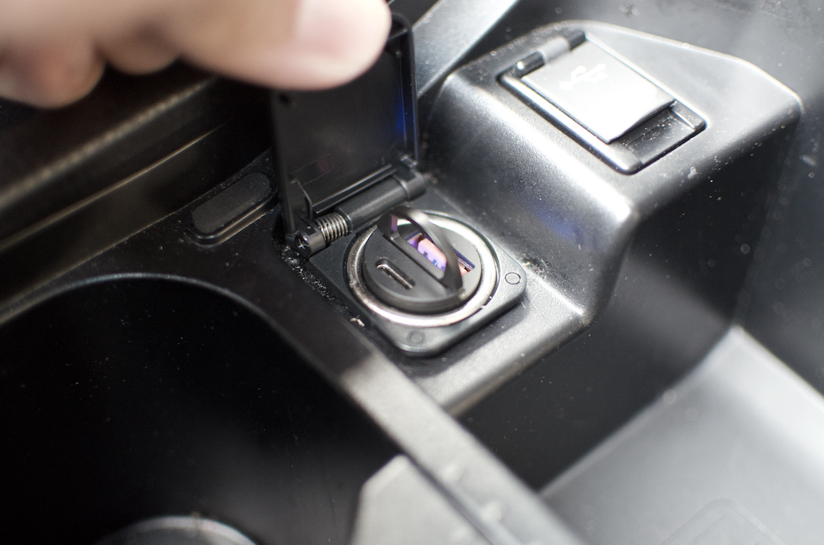 サンワサプライの 超小型カーチャージャー はシガーソケットにすっぽり収まる Roomie ルーミー