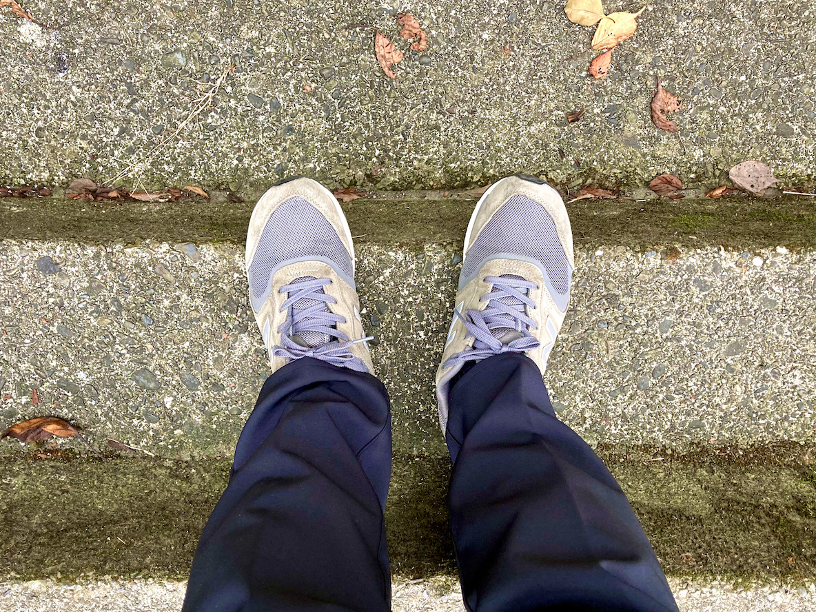 働く大人のデイリーウェア ニューバランス The City ストレートパンツ は着心地もスニーカーとの相性もバッチリだ Roomie ルーミー 働く大人のデイリーウェア ニューバランス The City ストレートパンツ は着心地もスニーカーとの相性もバッチリだ Roomie ルーミー