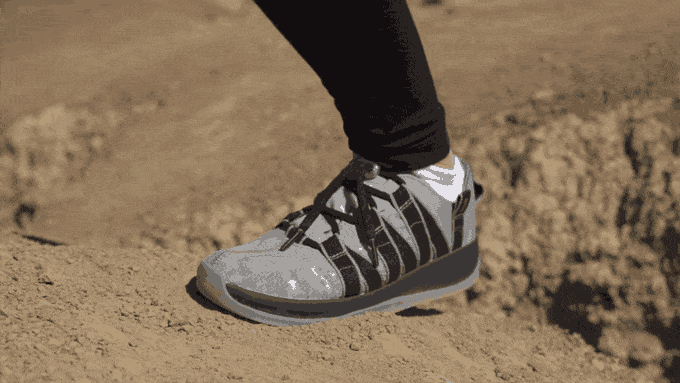 防弾チョッキと同じ素材で作られたスニーカーが万能すぎる Roomie ルーミー