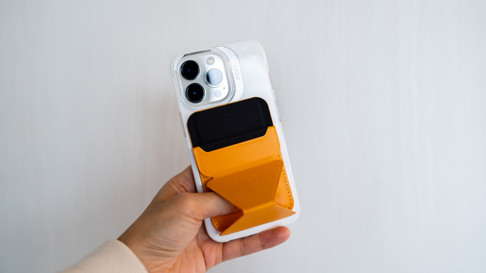 Iphoneをケースのままワイヤレス充電できて スタンドにもウォレットケース にもなる これは手放せない マイ定番スタイル 21年11月28日 Biglobeニュース