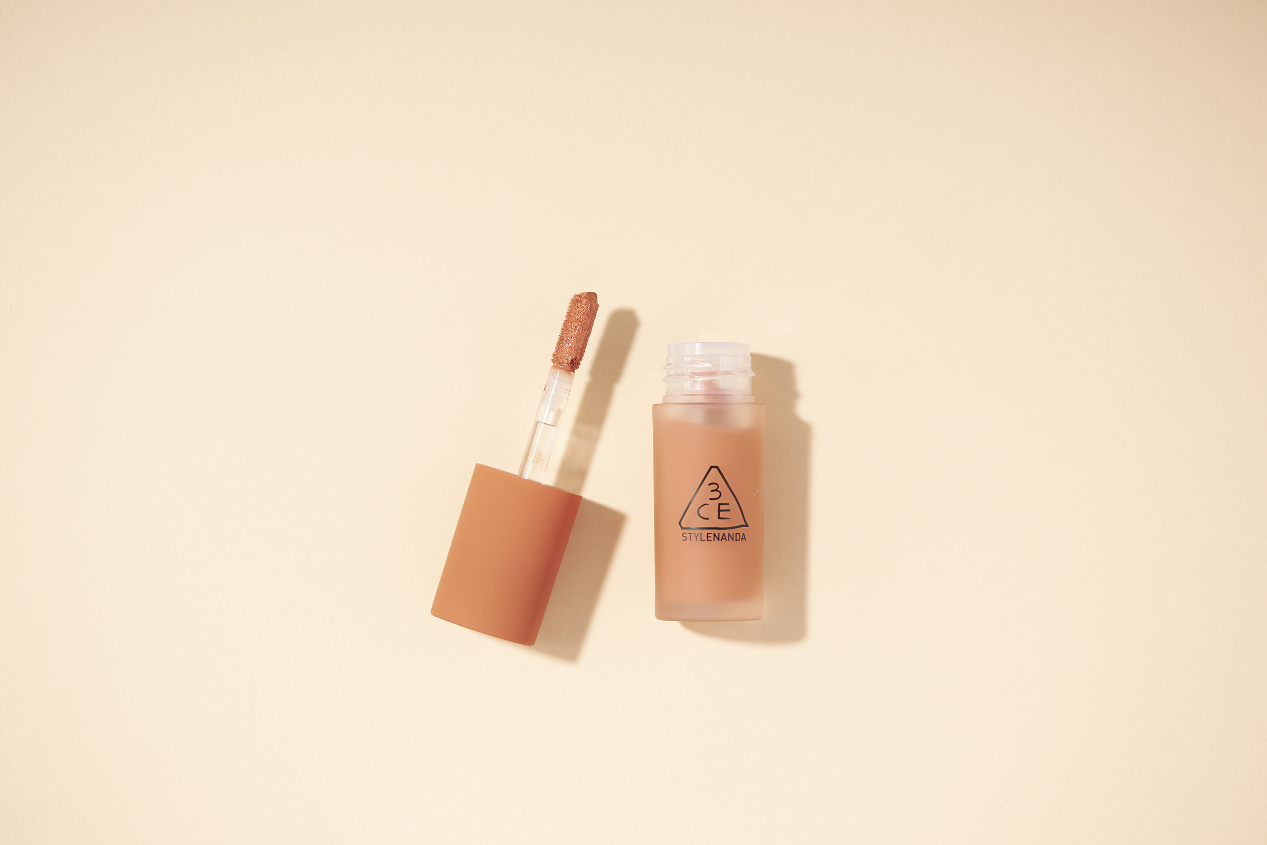 21 韓国コスメアイシャドウ13選 人気ヘアメイクが年代別におすすめ 種類別の使い方解説も Roomie ルーミー