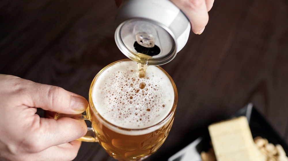アルコールをついでる