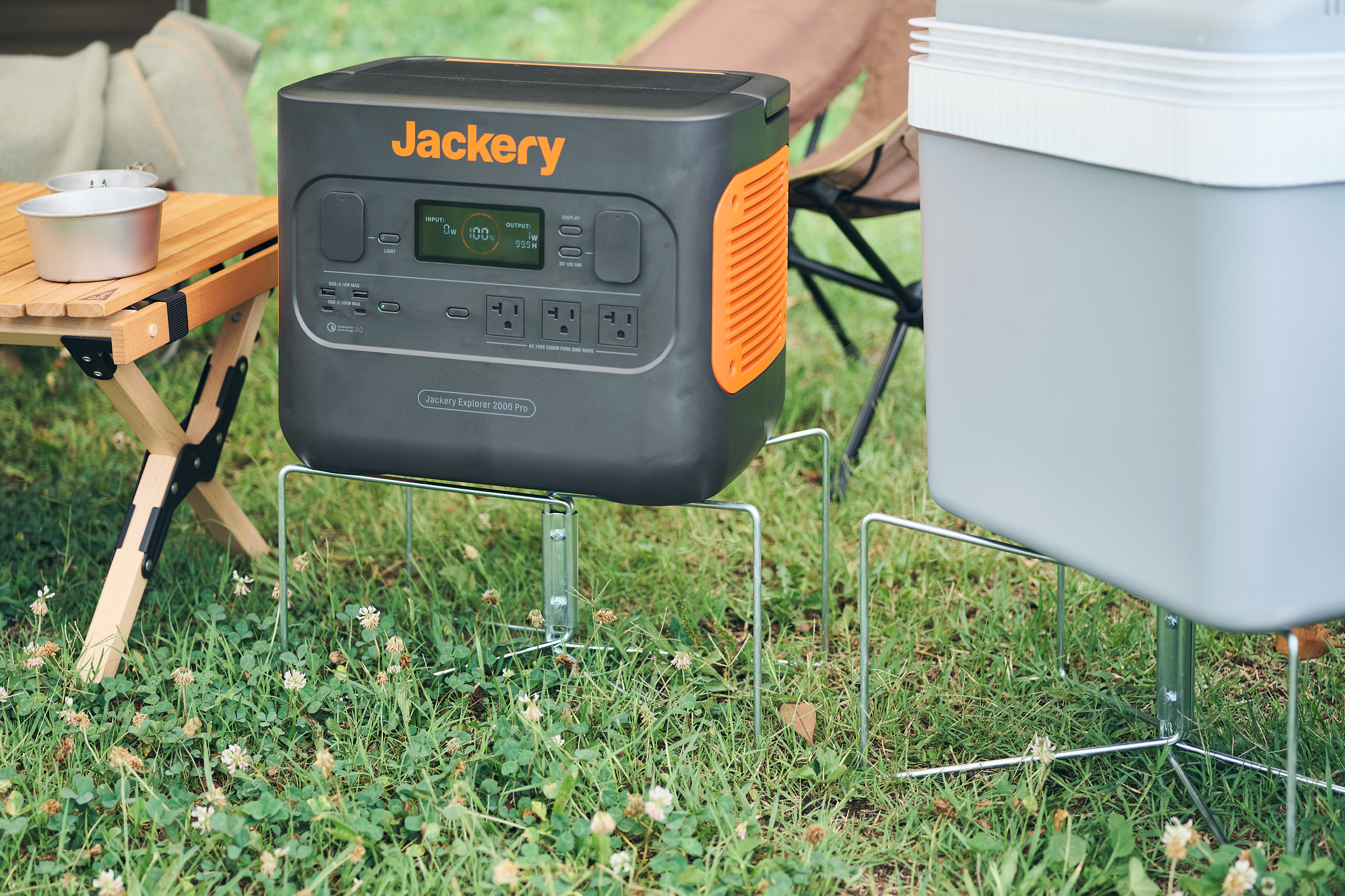 Jackeryのポータブル電源をワンダラウトのユニバーサルスタンドのステップにのせて使う