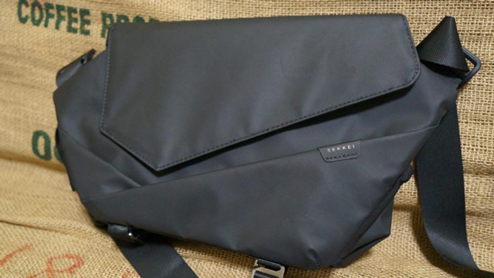 一眼レフが入る! 拡張可能なミニマルスリングバッグ「SEKKEI S-sling ...