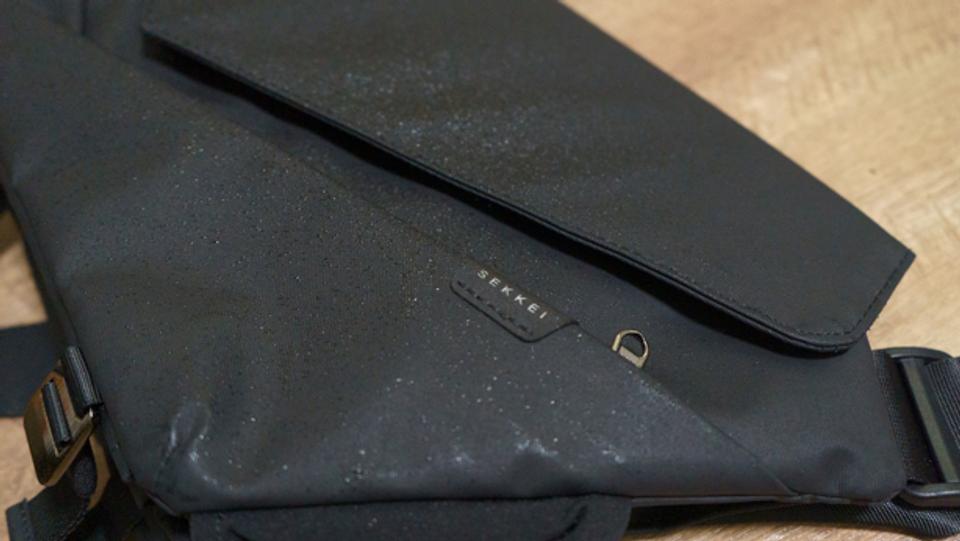 一眼レフが入る! 拡張可能なミニマルスリングバッグ「SEKKEI S-sling ...