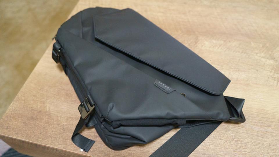 一眼レフが入る! 拡張可能なミニマルスリングバッグ「SEKKEI S-sling ...