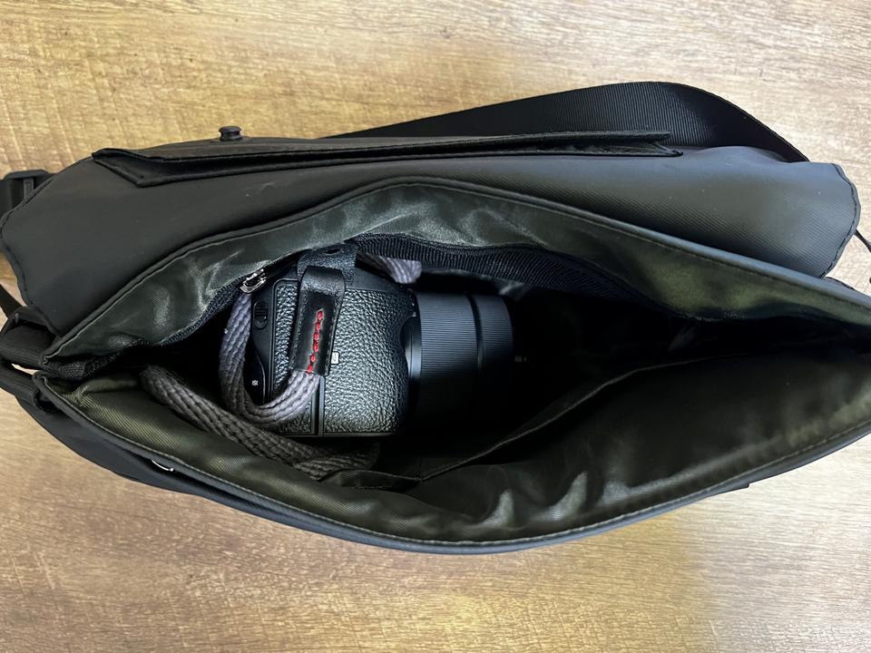 一眼レフが入る! 拡張可能なミニマルスリングバッグ「SEKKEI S-sling ...