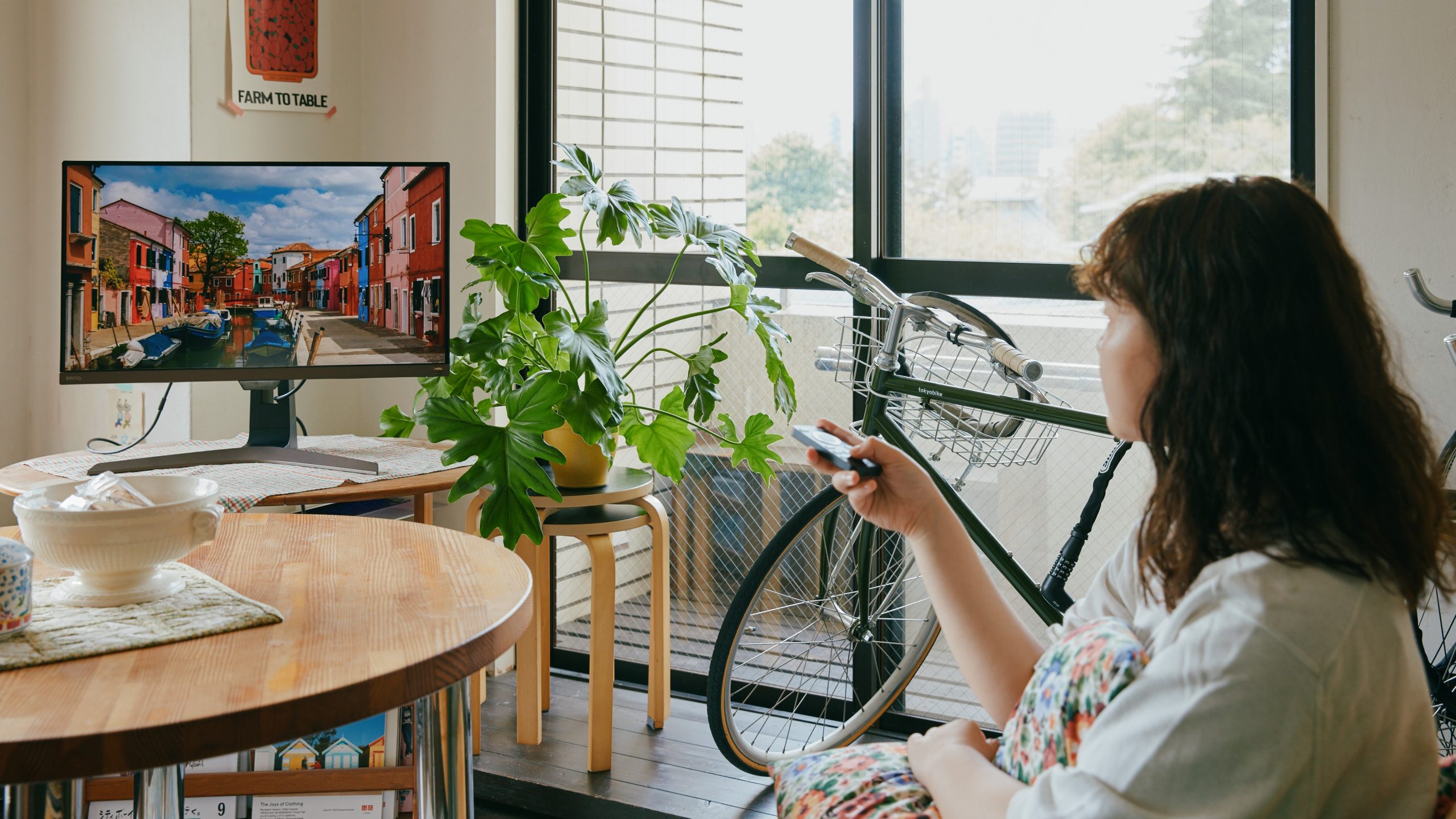 リモコンで操作しながらモニターを見る紗世さん