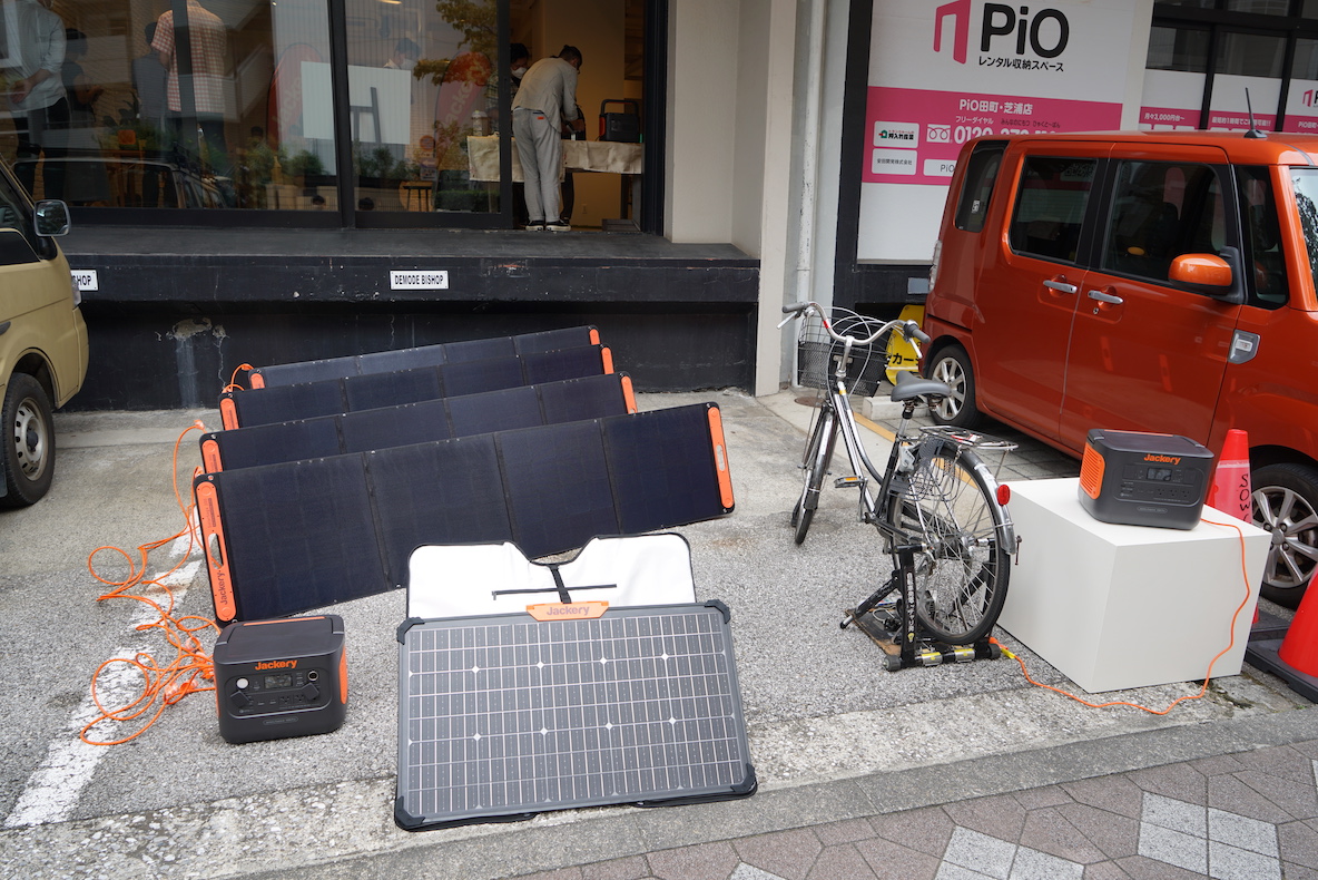 Jackery「Solar Generator 1000 Pro」で太陽光発電をする様子