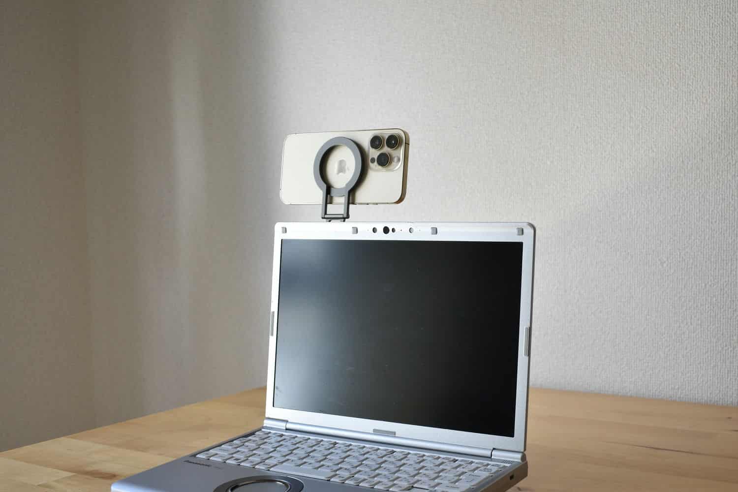 Iphoneをwebカメラ化 パソコンに設置できるスマホスタンドを体験 Roomie ルーミー