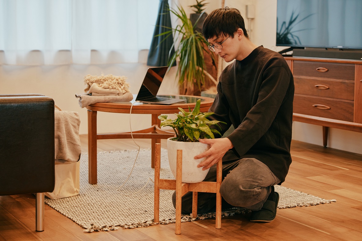 ロボット掃除機を使うなら、掃除をする前に床に置いているものを移動させなきゃいけないんだろうな……と考える野口。