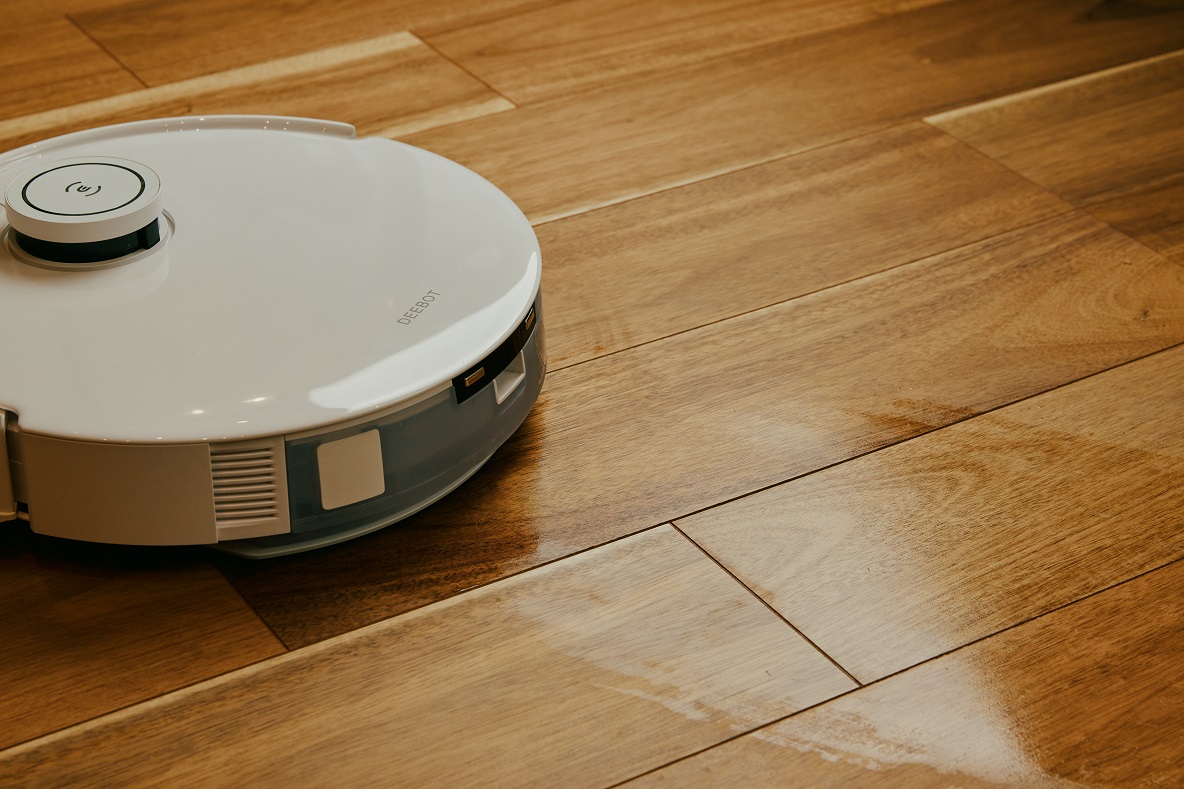 DEEBOT T10 PLUSが水拭きする様子