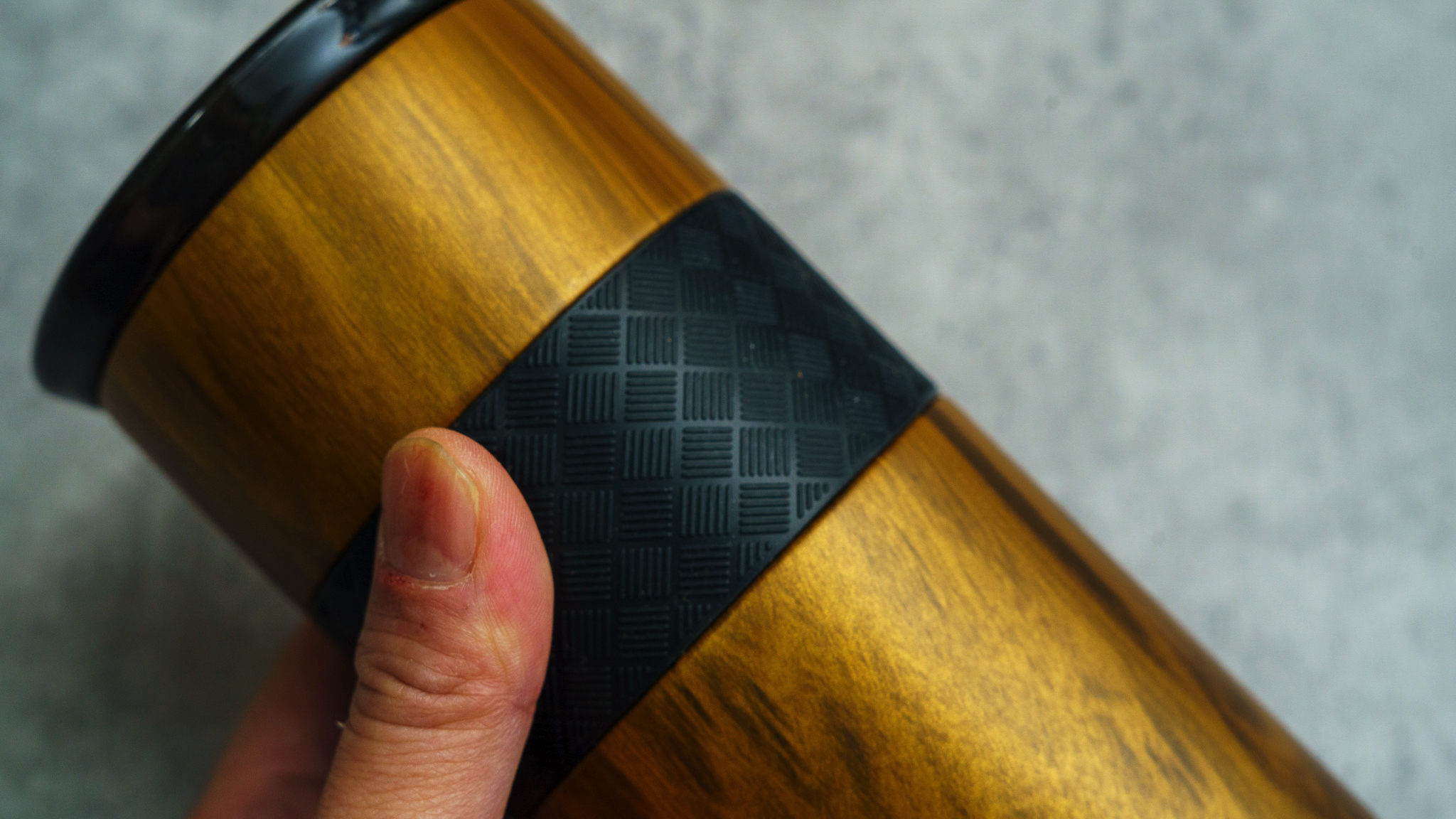 マグカップ感覚の口当たりが新しい。“ステンレス×陶器”のマグ