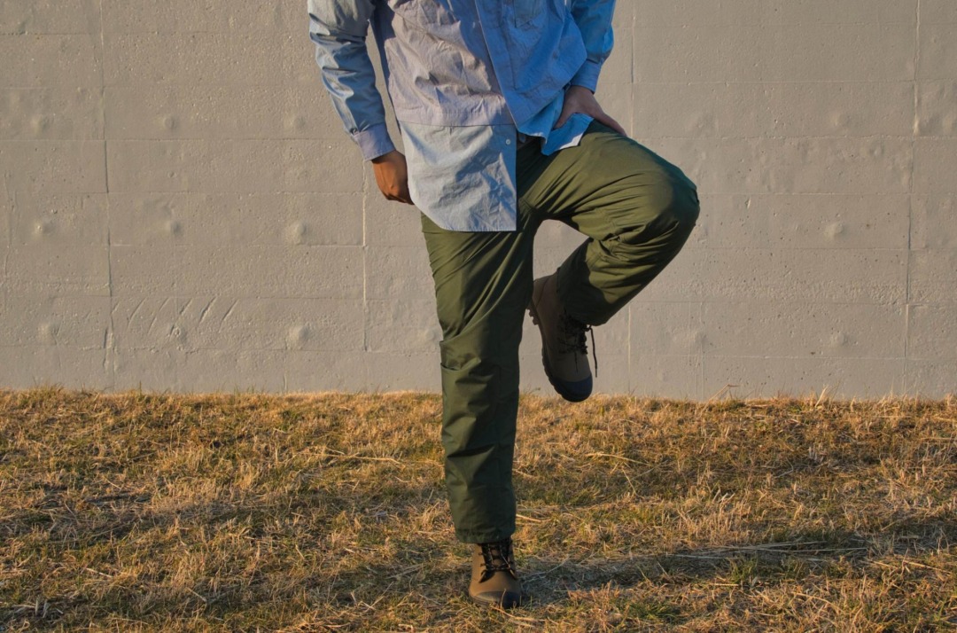 ワークマンで1500円で購入】この「約半日の雨をはじくパンツ」が、今