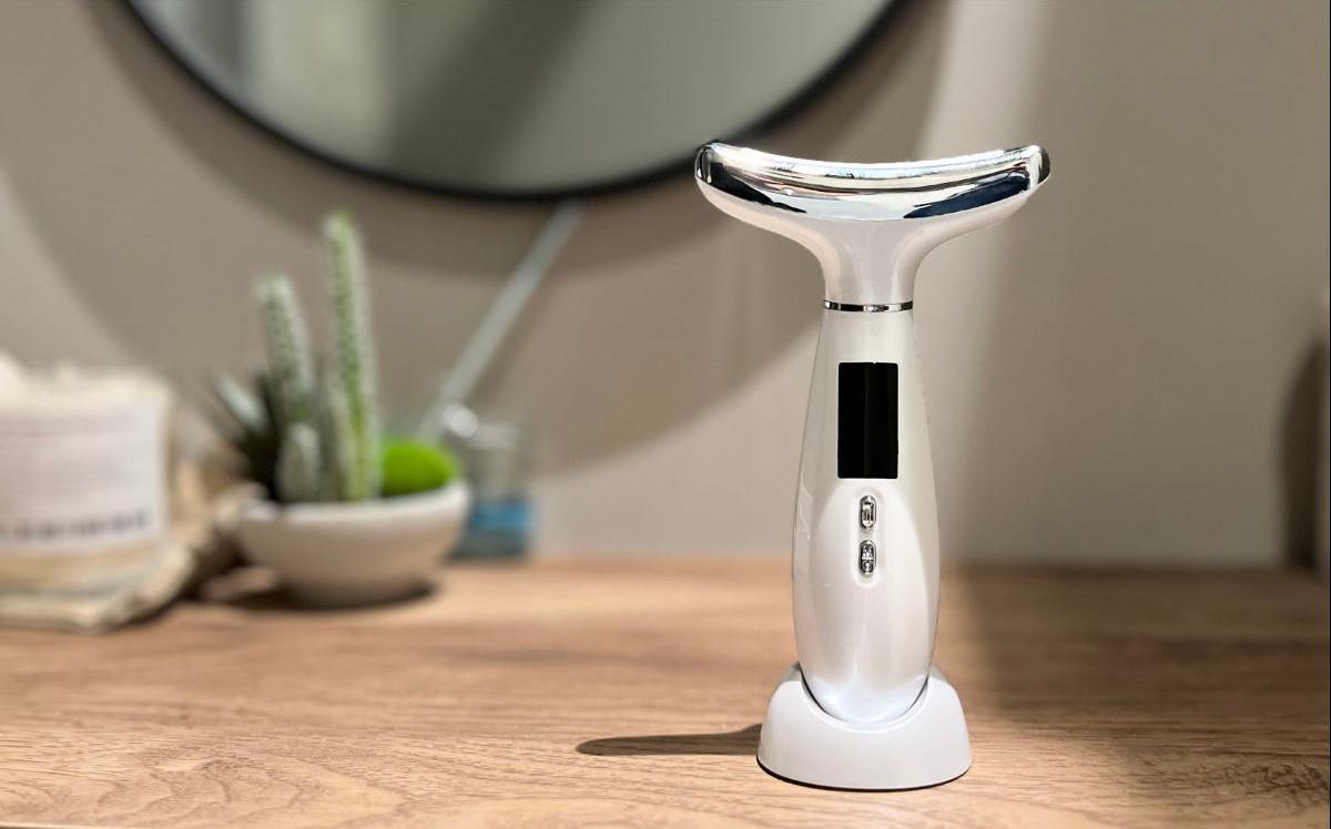 老化が目立ってきた男性の肌のために。LED×EMS美顔器「LIFTNIA