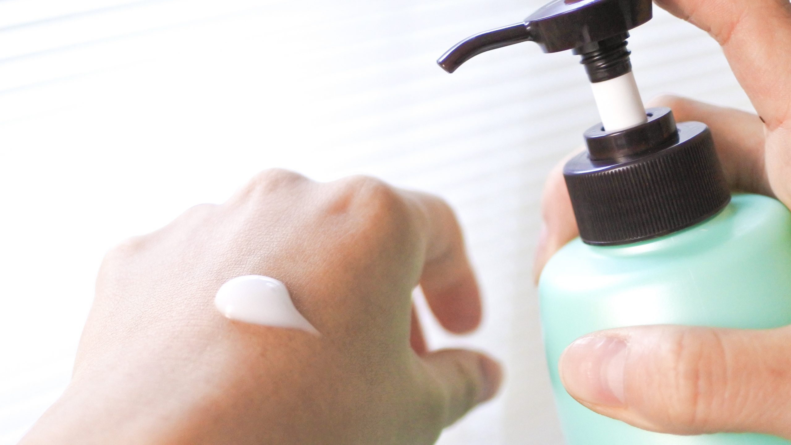 顔から脚まで、全身の乾燥対策が1本にまとまった！「薬局スキンケアの