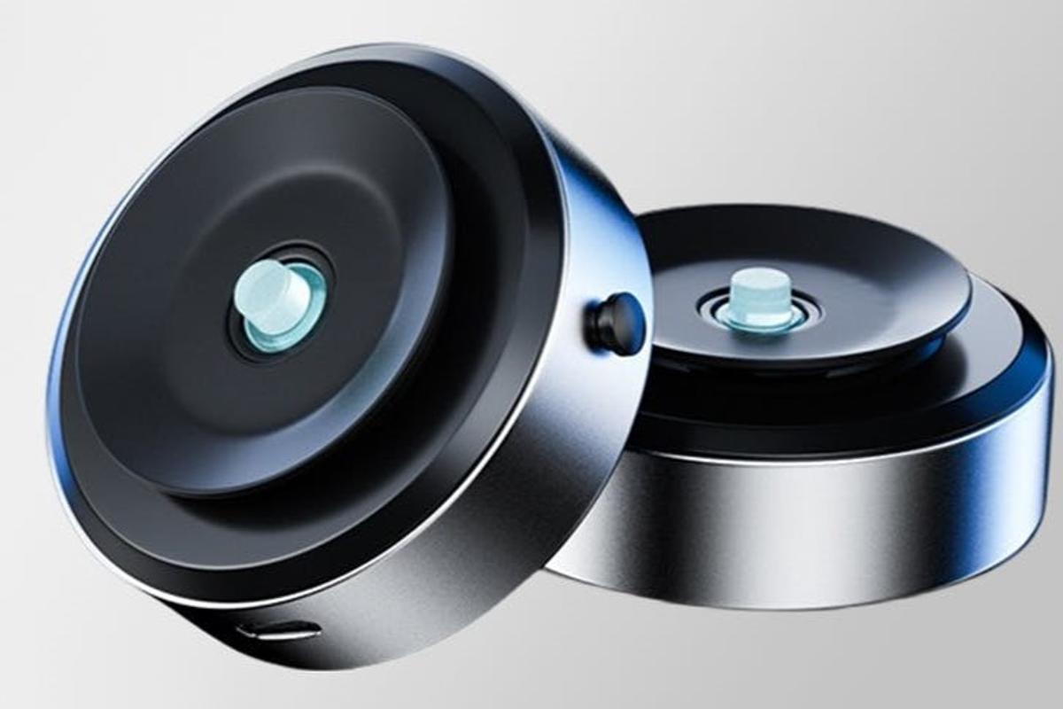 1秒で壁に真空吸着！ このホルダーでスマホの使い方が変わる | ROOMIE