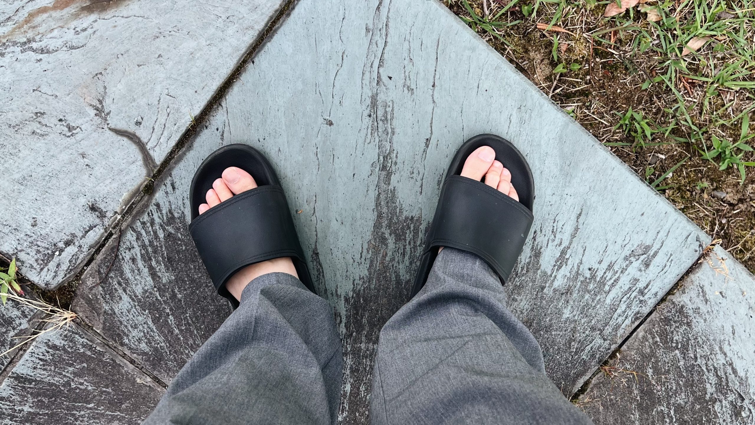 街角綺麗な足 無印良品の「足なりサンダル」は脱ぎ履きしやすさナンバーワン。1,000円以下で買えるなんて | ROOMIE(ルーミー)