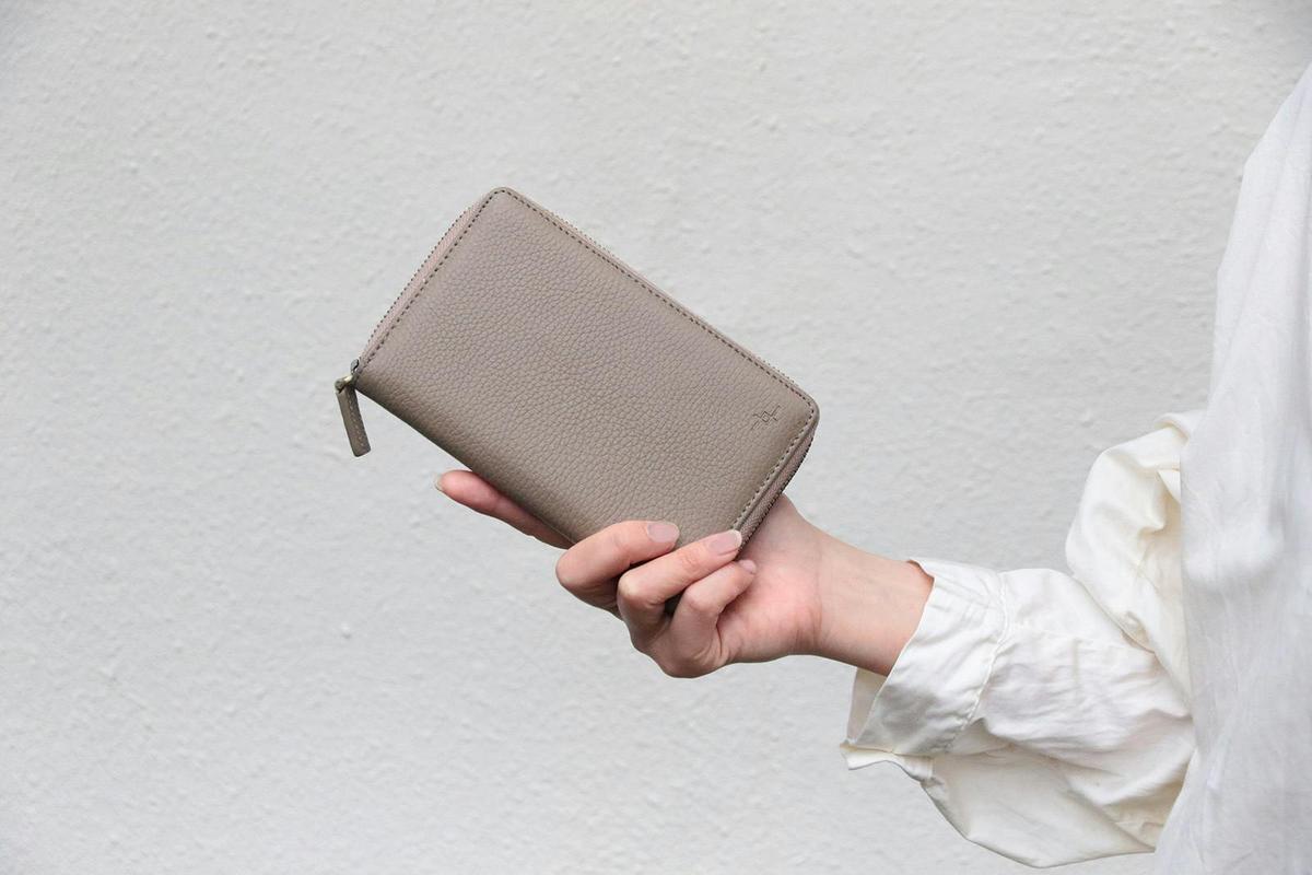 手帳…じゃないの!?スマホも格納できる “大人のための新感覚長財布