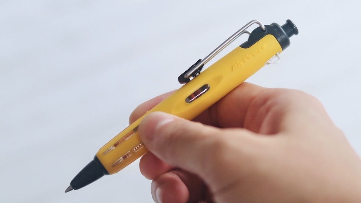 濡れた紙にも字が書ける！ トンボの「エアプレス」は防災バッグにも