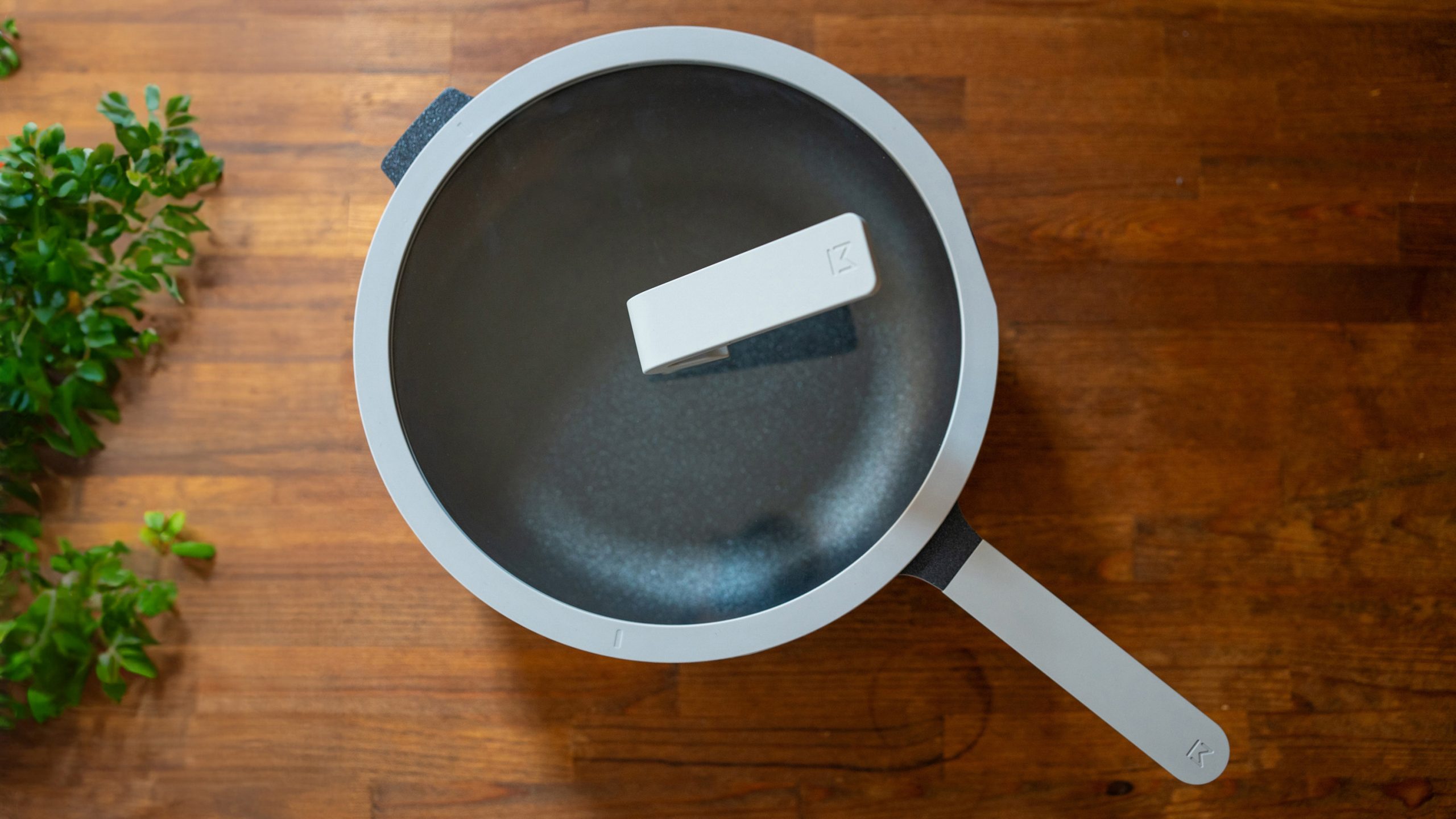 チタン✕セラミックでくっつかない。高機能フライパン「WOKY HahaPan2