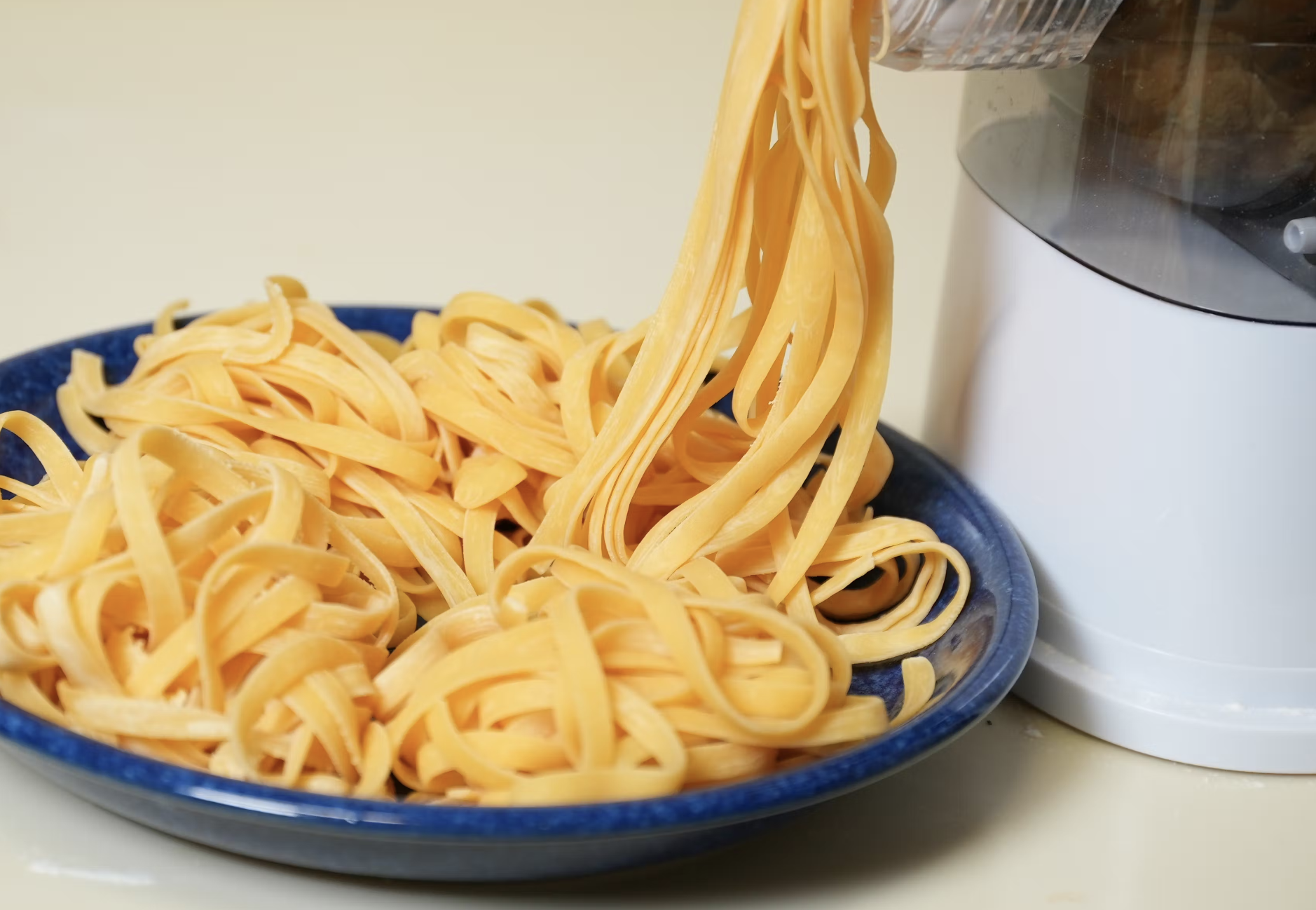 ボタン1つで生パスタや蕎麦が完成。1台で8種類作れる全自動生