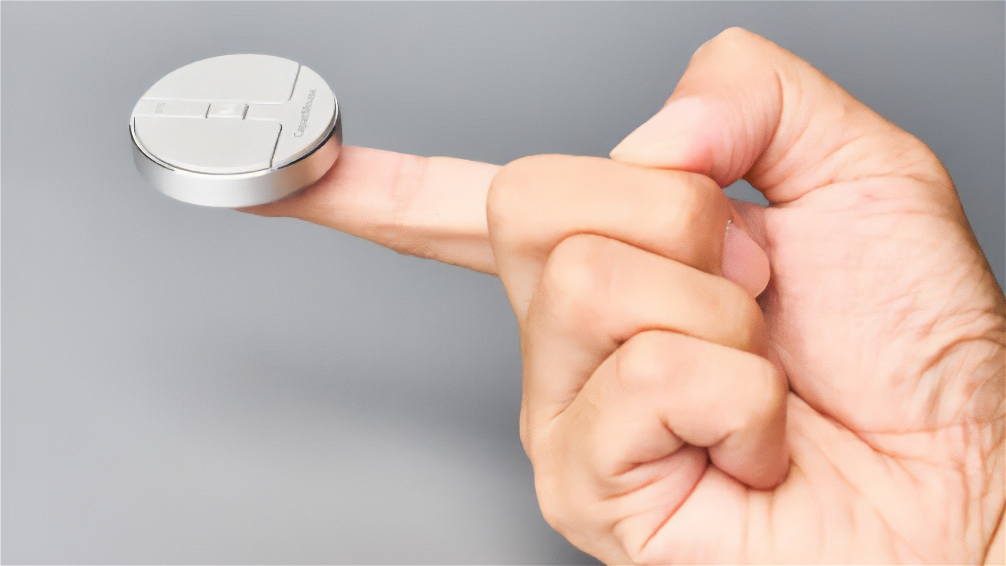 小さいけど高い操作性を実現。ポケットで持ち運べるコインサイズの「キャパックマウスNEO」 | ROOMIE（ルーミー）