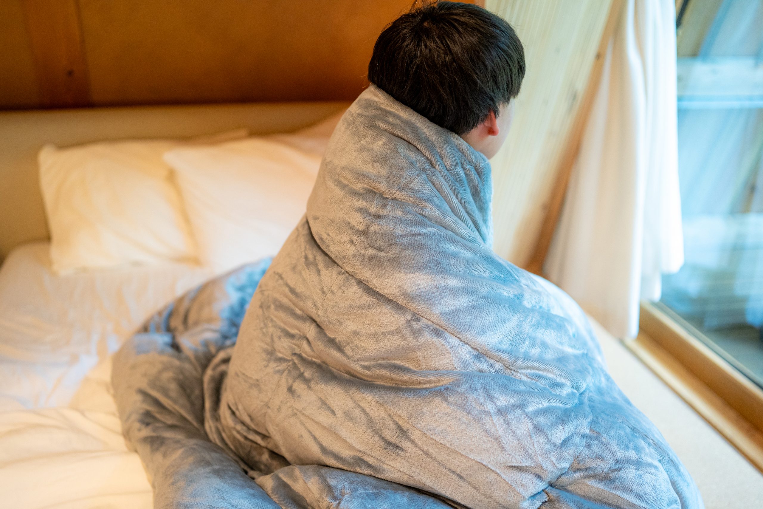 軽くて薄いのにしっかり暖かい。エアロゲル掛け布団「COSMODOWN」なら1