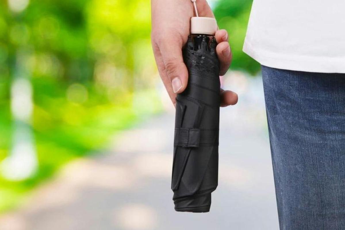 3秒収納×200g超軽量”。きれいにしか畳めない傘が、雨も日差しも防いで