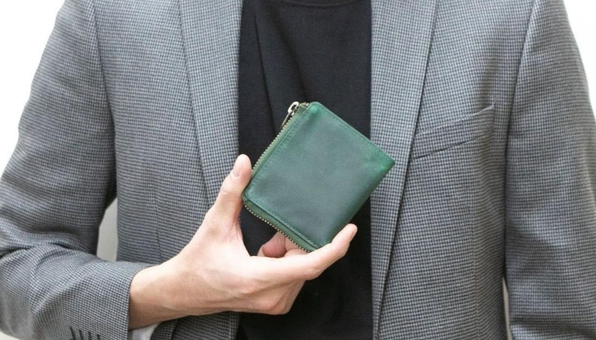 速くおよび自由な クレカ2枚分よりも小さい！ だけど取り出しにくさゼロなミニ革 スタイリング剤