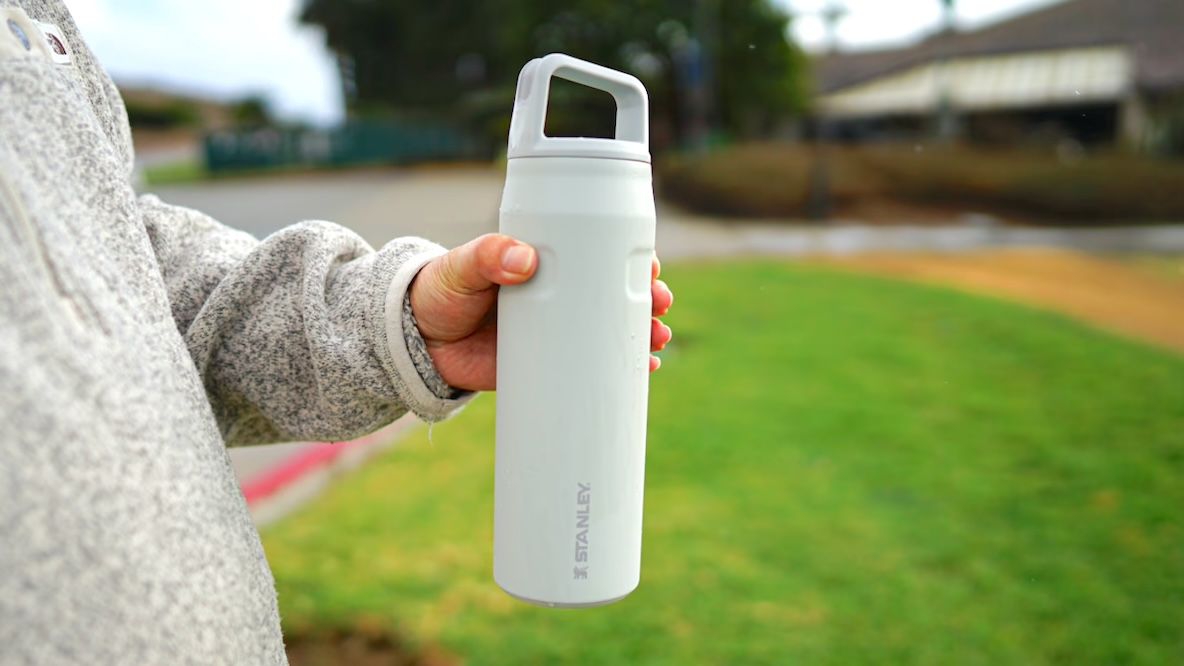 スタンレーの新作「エアロライト」ならストレスフリーで水分を