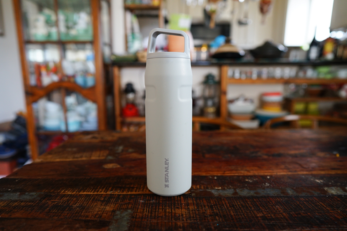 スタンレーの新作「エアロライト」ならストレスフリーで水分を